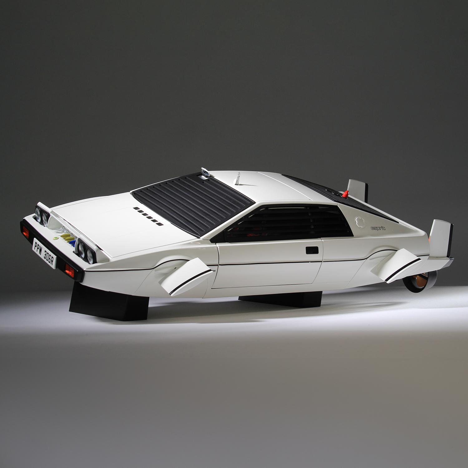 James Bond The Spy Who Loved Me Lotus Esprit Model Car Kit - Collector's Numbered Edition - By Agora Models