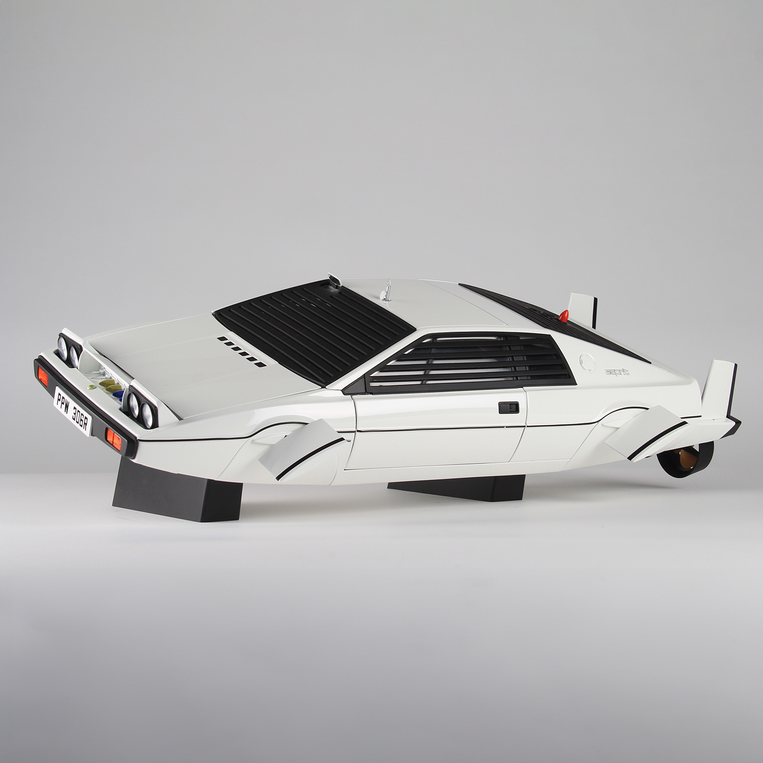 James Bond The Spy Who Loved Me Lotus Esprit Model Car Kit - By Agora Models