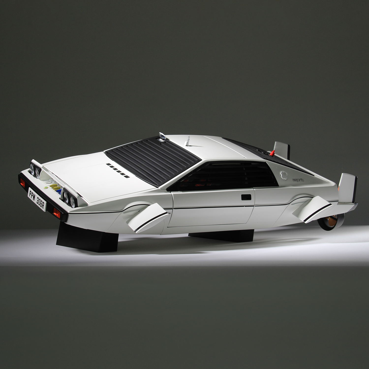 James Bond The Spy Who Loved Me Lotus Esprit Model Car Kit - By Agora Models